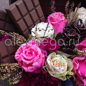 Композиция в сундуке с розами в шоколадной глазури