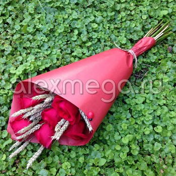 Букет с розами Элит и злаками в бумажном конверте