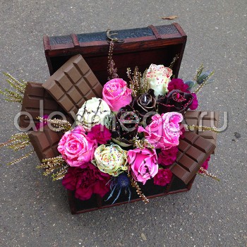 Композиция в сундуке с розами в шоколадной глазури