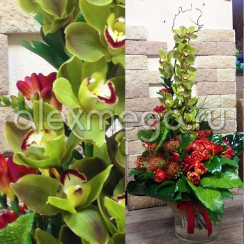 Букет вертикальный с орхидеей Цимбидиум и тюльпанами.