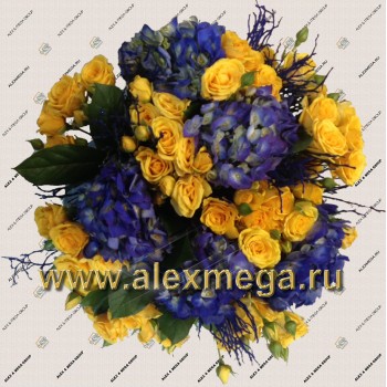 Букет из голубой гидрангии, жёлтой кустовой розы