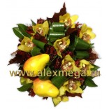 Букет из орхидей, сочной зелени, альстромерии и всевозможных фруктов.