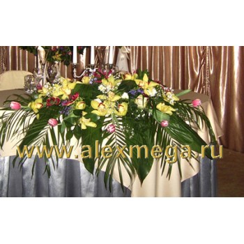 Оформление цветами комплекса Немчиновка Парк. Композиция из орхидей на стол жениха и невесты