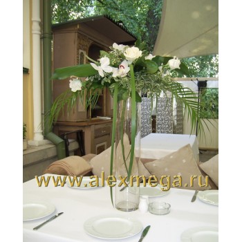 Оформление цветами, композиция на стол гостей, летняя веранда ресторана 