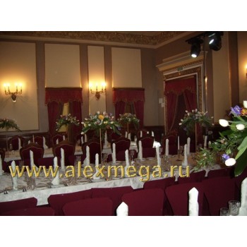 Композиции на столы гостей на бронзовых стойках