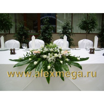 Оформление цветами свадьбы в ресторане. Композиция на стол жениха и невесты.