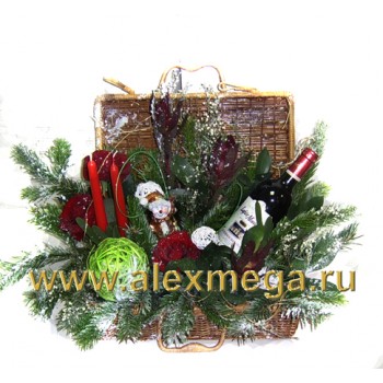 Новогодняя подарочная корзина с вином, цветами с традиционными фигурками деда мороза или мышки в обрамлении датской сосны на Новый год 2016