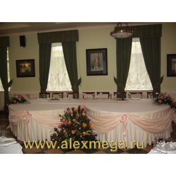 Оформление цветами Альпийского зала в ресторане Суворов. Драпировка стола юбиляра